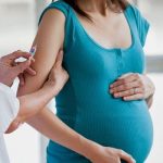Tiêm phòng là biện pháp giúp mẹ bầu tăng cường hệ miễn dịch có thể phòng tránh được những cơn cảm cúm, sốt có thể đến bất chợt khi mang thai
