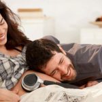 Trẻ sơ sinh có xu hướng nhanh chóng có sự kết nối với mẹ hơn là với bố, lí do là vì suốt hành trình 40 tuần thai, bé đã được làm quen với giọng nói của mẹ.