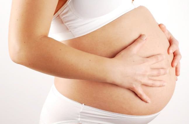 Mẹ bầu nên chịu khó kiểm tra, khám thai định kỳ theo lịch hẹn với bác sĩ, nhất là vào các tháng cuối thai kỳ