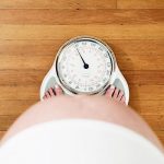 Trong suốt hành trình 40 tuần thai, cân nặng của mẹ bầu nên tăng từ 10-12 kg là lý tưởng.